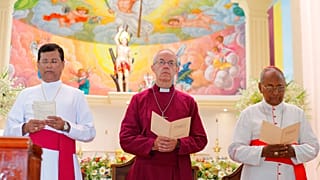 A canterbury érsek Sri Lankán 2019-ben egy helyi római katolikus templomban