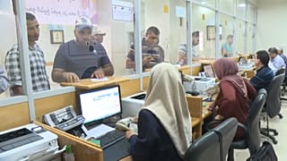 شاهد: بدء توزيع منحة مالية قطرية على مائة ألف أسرة فقيرة في قطاع غزة