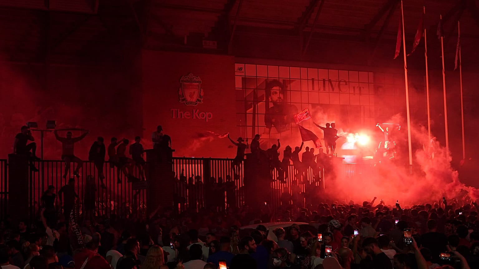 Seguidores del Liverpool durante la celebración del título 