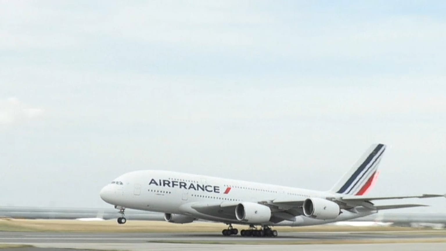 طائرة أرباص 380 عند إقلاعها