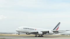 طائرة أرباص 380 عند إقلاعها