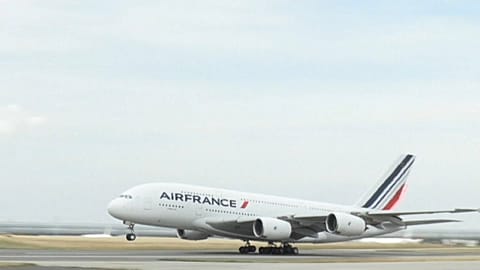 طائرة أرباص 380 عند إقلاعها