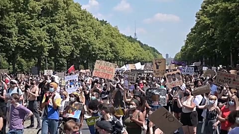 Berlin'de ırkçılık ve polis şiddeti protesto edildi