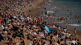 İngiltere'de havaların ısınmasıyla binlerce kişi Brighton'da plaja akın etti