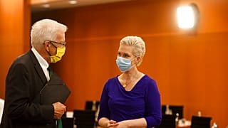Shitstorm gegen Kretschmann: Attacke der Corona-Rebellen und ohne Maske im Flieger