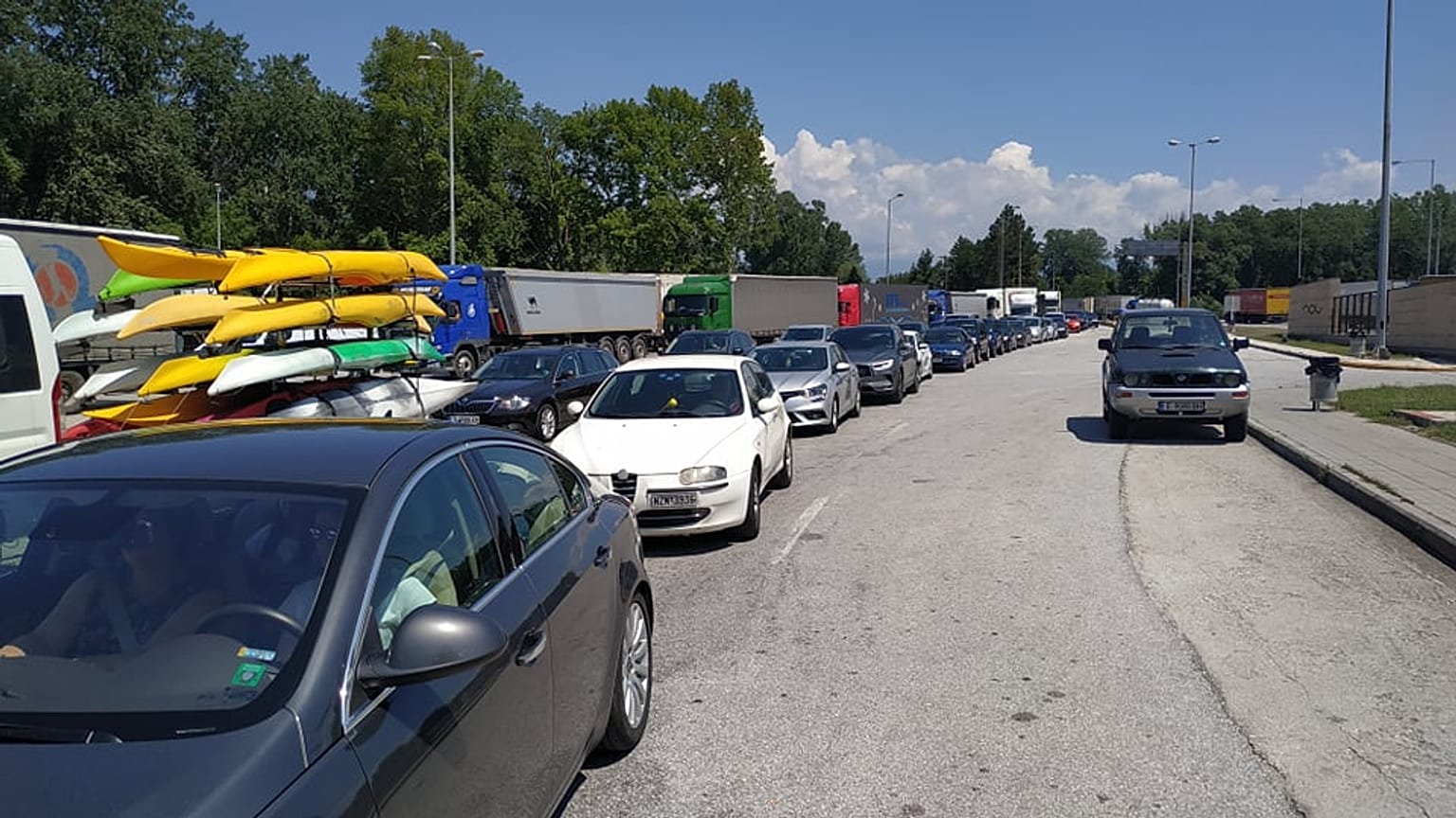 Ουρές χιλιομέτρων στον συνοριακό σταθμό Προχαμώνα