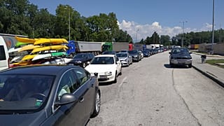 Ουρές χιλιομέτρων στον συνοριακό σταθμό Προχαμώνα