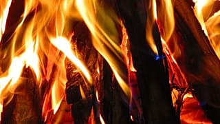 خانه ۱.۶ میلیون دلاری به خاطر از بین بردن مدارک کلاهبرداری در آتش سوخت