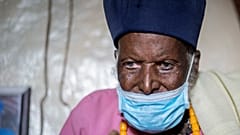 O monge etíope Tilahun Woldemichael, que se crê ter 114 anos, sobreviveu ao novo coronavírus