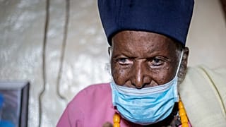 O monge etíope Tilahun Woldemichael, que se crê ter 114 anos, sobreviveu ao novo coronavírus
