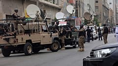 آليات عسكرية تابعة للجيش الباكستاني أمام مقر البورصة 