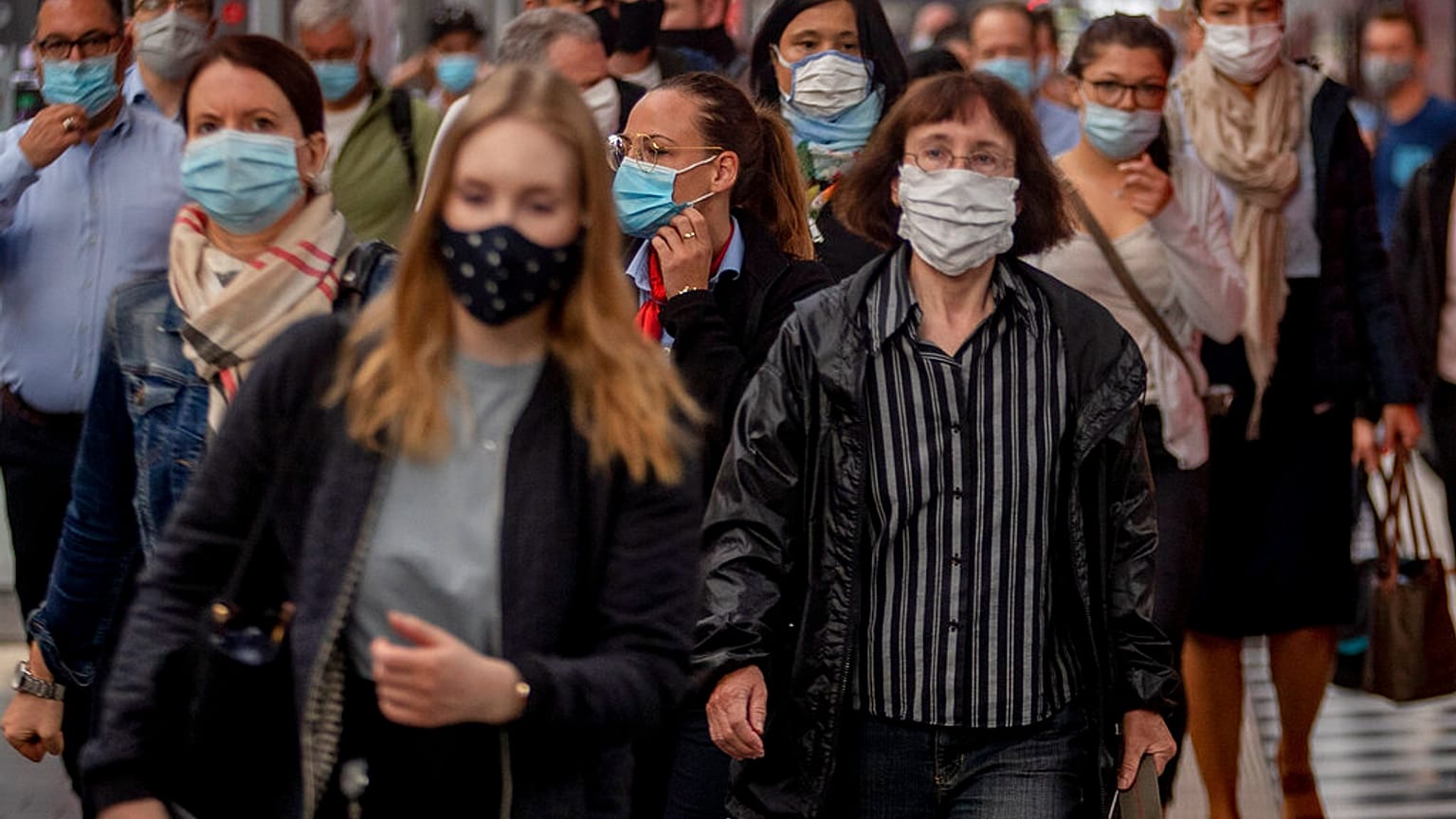 Maszkot viselő utasok a frankfurti főpályaudvaron 2020. június 29-én