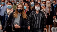 Maszkot viselő utasok a frankfurti főpályaudvaron 2020. június 29-én