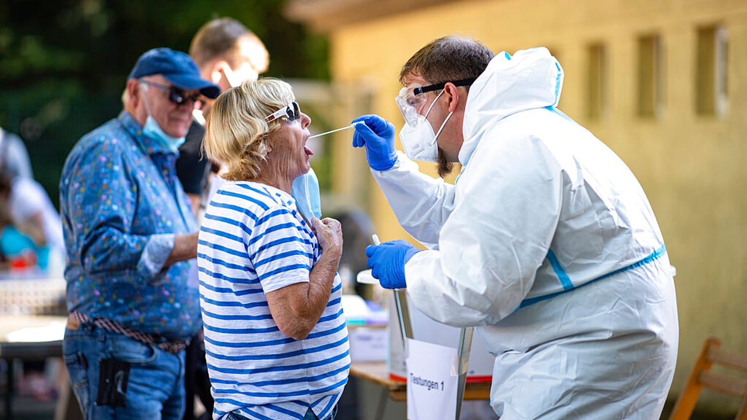 Angst vor Ferien-Einschränkungen: Viele Menschen aus dem Kreis Gütersloh lassen sich auf eine Infektion mit dem Coronavirus testen.