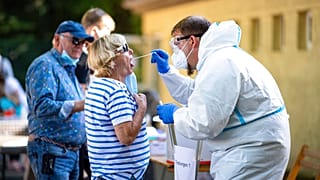 Angst vor Ferien-Einschränkungen: Viele Menschen aus dem Kreis Gütersloh lassen sich auf eine Infektion mit dem Coronavirus testen.