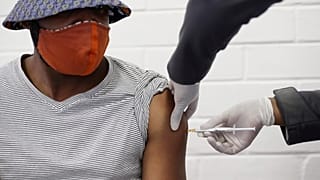 Un voluntario recibe una inyección de la vacuna de prueba COVID-19 desarrollada en la Universidad de Oxford en el hospital Chris Hani Baragwanath de Soweto, Sudáfrica.