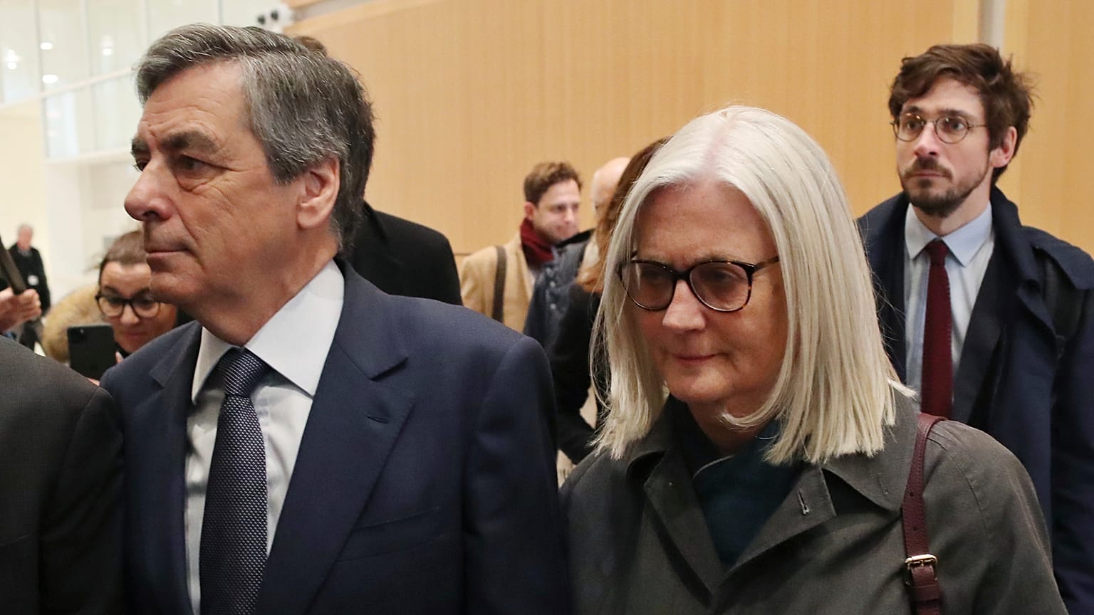 Eski Fransa Başbakanı Fillon'a yolsuzluktan hapis cezası