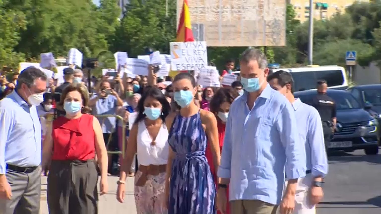 Los reyes de España se dan un baño de realidad en Sevilla