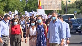 Los reyes de España se dan un baño de realidad en Sevilla