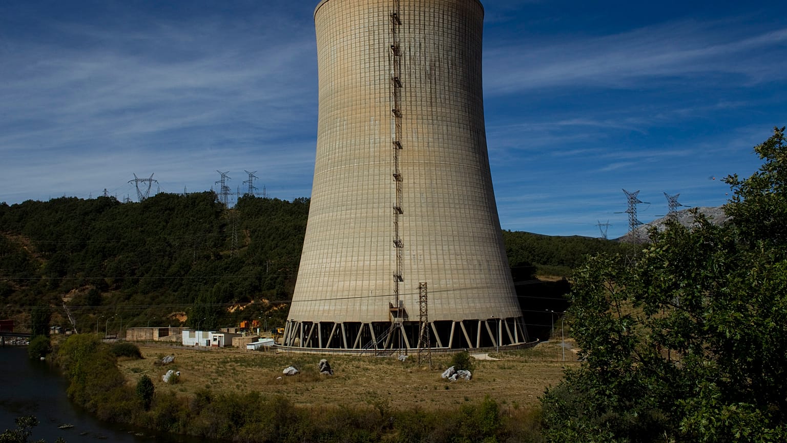 Vista de la chimenea de la planta termoeléctrica en Velilla del Río Carrión, en el norte de España, el viernes 10 de septiembre de 2010. 
