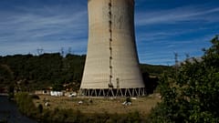 Vista de la chimenea de la planta termoeléctrica en Velilla del Río Carrión, en el norte de España, el viernes 10 de septiembre de 2010. 
