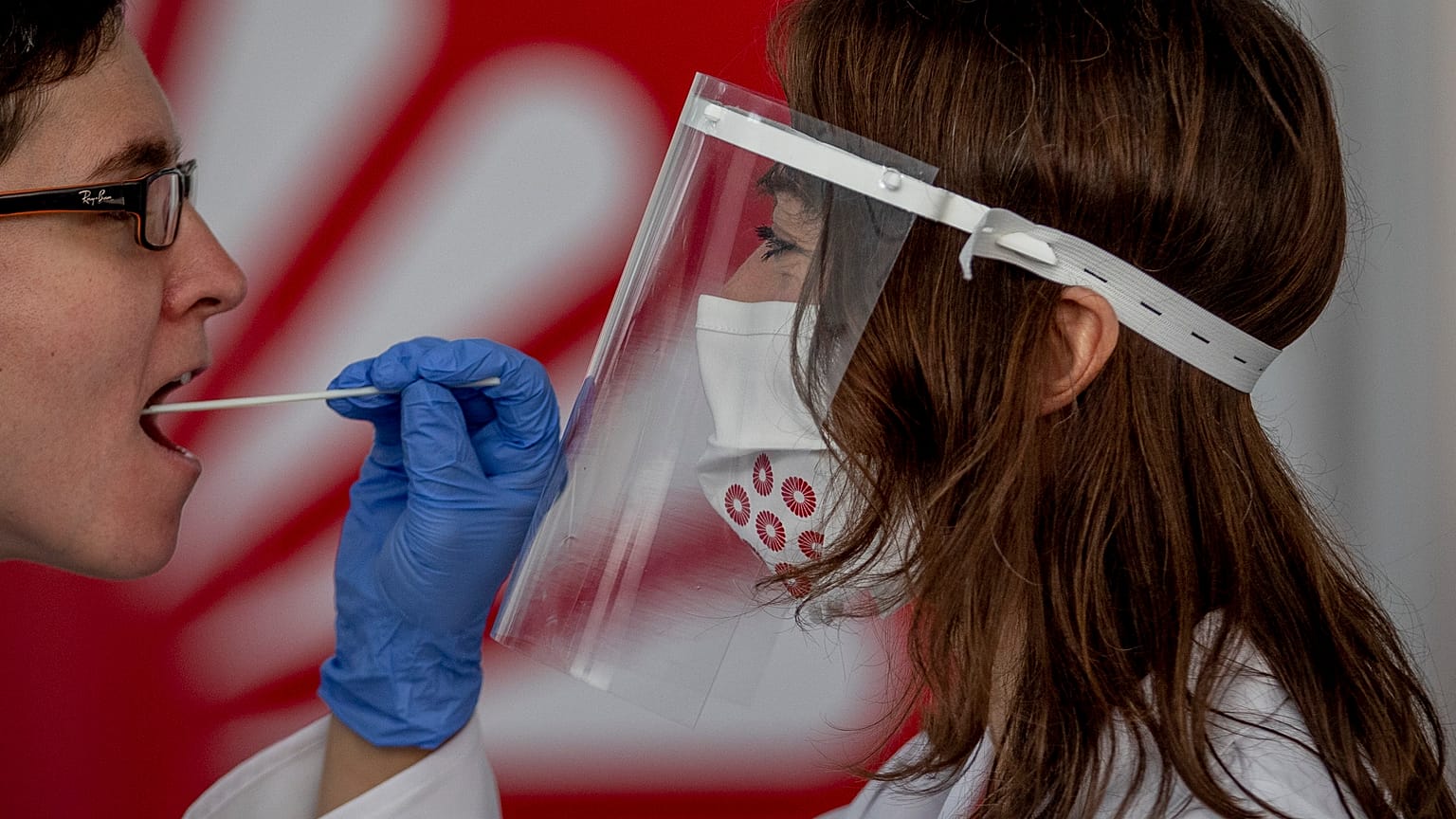 Frankfurt Havalimanı'nda test olan bir kişi 