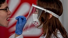 Frankfurt Havalimanı'nda test olan bir kişi 