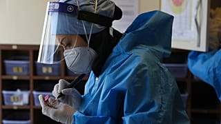 Egy iráni nővér koronavírusos betegeknek szánt gyógyszereket készít elő
