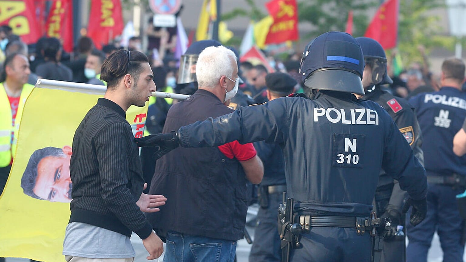 Viyana'da Türk gruplarla Kürt protestocular arasında gerginlik yaşandı