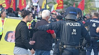 Viyana'da Türk gruplarla Kürt protestocular arasında gerginlik yaşandı
