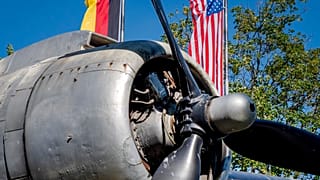 Der Propeller eines alten Rosinenbombers am Flughafen in Frankfurt. 