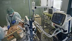Lélegeztetőgépen lévő beteget ápolnak a Dél-pesti Kórház intenzív osztályán