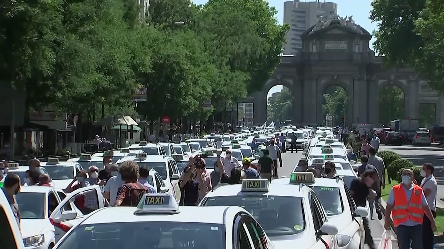 Таксисты заблокировали движение в центре Мадрида