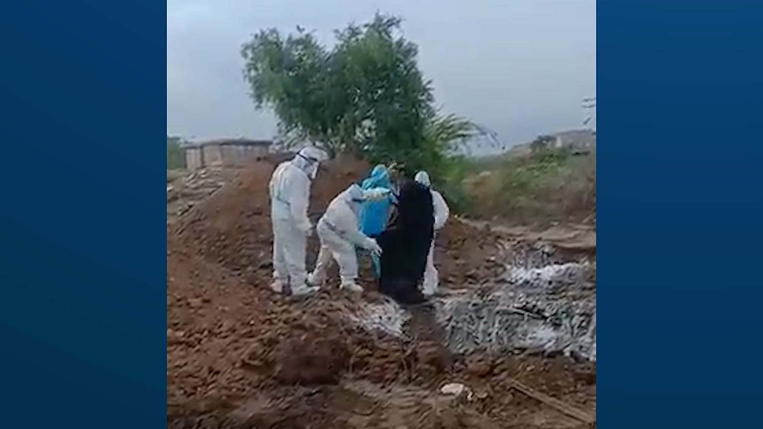 Hindistan'da Covid-19 kurbanlarının cesetleri çukurlara atılıyor 