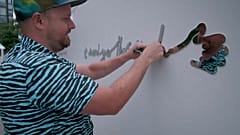 Художник раскрыл "двухметровые объятия" Лондону после карантина