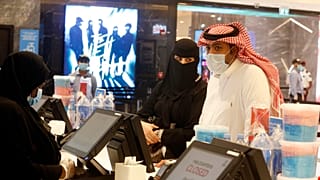 زيادة الضريبة على القيمة المضافة تدخل حيز التنفيذ في السعودية وتوقعات بارتفاع التضخم