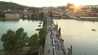 Prag'da Covid-19 salgınının sona ermesi 500 metrelik masada akşam yemeği ile kutlandı