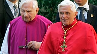 Georg Ratzinger (links) mit seinem Bruder Joseph im Jahr 2006