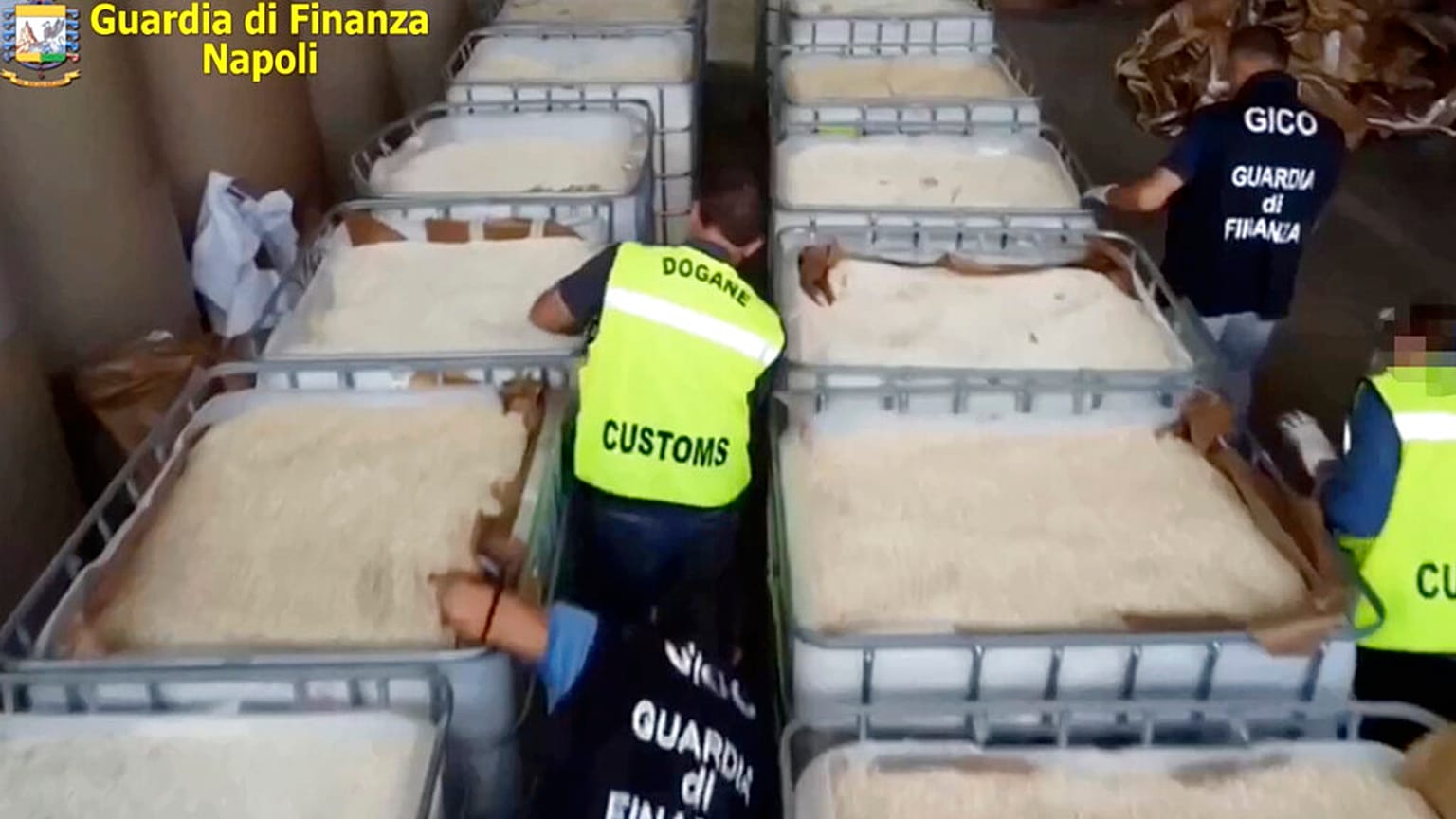 La policía italiana muestra el cargamento incautado 