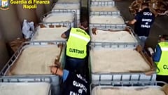 La policía italiana muestra el cargamento incautado 