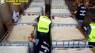 La policía italiana muestra el cargamento incautado