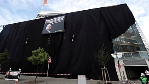 Aktion gegen Kohleenergie: Greenpeace-Aktivisten hüllen CDU-Zentrale schwarz ein
