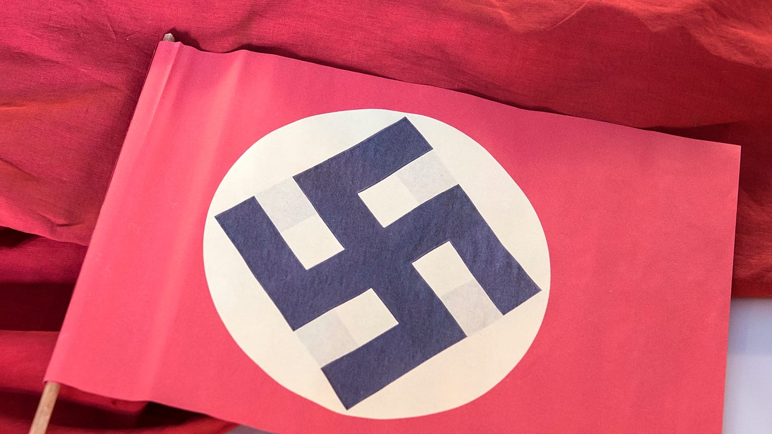 ABD: Verandada asılı Nazi bayrağını indiren kadın ev sahibi tarafından vuruldu