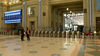 Los espacios públicos, como las estaciones de tren, aparecen desiertos en Buenos Aires