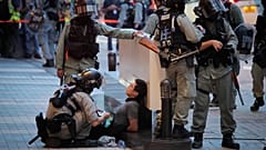 No Comment: vízágyúval oszlatott a rendőrség Hongkongban