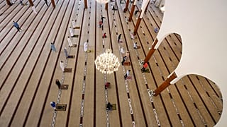 داخل مسجد الملك فيصل في الإمارات