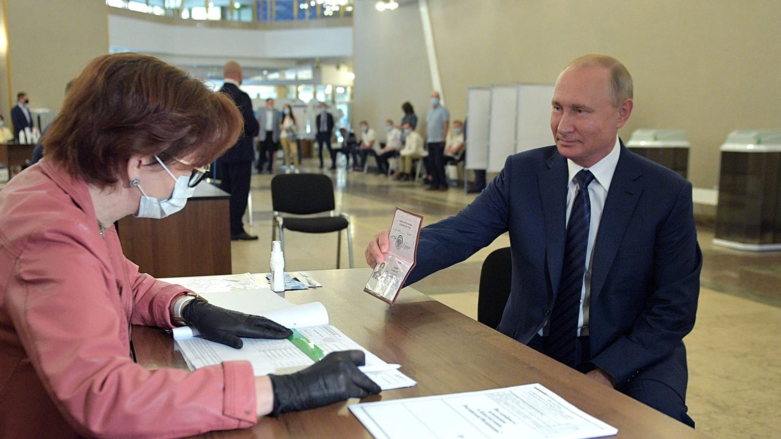 Le président russe, Vladimir Poutine en train de voter, le 1er juillet 2020.