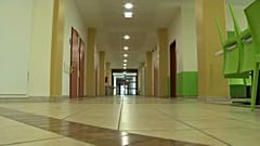 üres iskolafolyosó Linzben