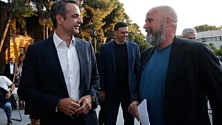 Ο πρωθυπουργός Κυριάκος Μητσοτάκης με τον πρόεδρο του ΙΣΝ Ανδρέα Δρακόπουλο