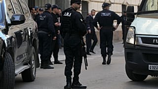 عناصر لقوات شرطة مكافحة الشغب خارج مبنى المحكمة في مدينة الجزائر. 
